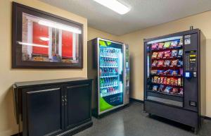 dos máquinas expendedoras en una habitación con bebidas en Extended Stay America Select Suites - St Louis - Earth City, en Earth City
