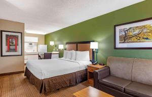 Sorrentoにあるエクステンデット ステイ アメリカ サンディエゴ ソレント メサのベッドとソファ付きのホテルルーム