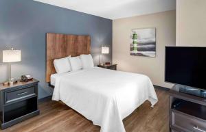 a bedroom with a bed and a flat screen tv at Extended Stay America Premier Suites - San Jose - Airport in San Jose