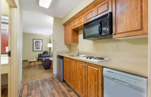 uma pequena cozinha com um lavatório e um micro-ondas em Extended Stay America Suites - Findlay - Tiffin Avenue em Findlay