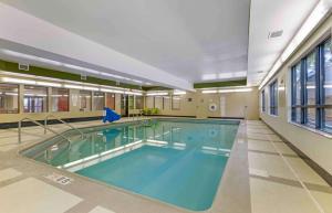 - une grande piscine dans un bâtiment dans l'établissement Extended Stay America Suites - Findlay - Tiffin Avenue, à Findlay