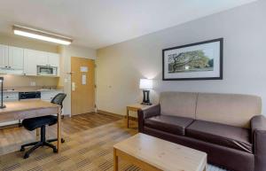 sala de estar con sofá y mesa en Extended Stay America Suites - Pleasanton - Chabot Dr, en Pleasanton