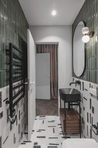 baño con lavabo negro y espejo en Modern 1 Bedroom Apartment next to Monte Carlo, en Beausoleil