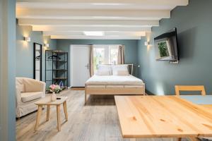 1 dormitorio con 1 cama y sala de estar en Studio Luxe 31 Zandvoort met gratis parkeerplaats en Zandvoort