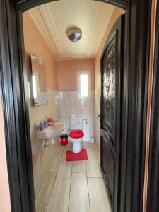 uma casa de banho com um WC, um lavatório e uma porta em Appartement vue sur mer em Agadir
