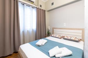 - une chambre avec un lit et des serviettes dans l'établissement Koukaki Studio Apt 5' walking to Acropolis, à Athènes