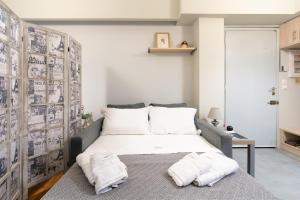 - une chambre avec un lit et 2 oreillers blancs dans l'établissement Koukaki Studio Apt 5' walking to Acropolis, à Athènes
