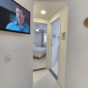 Habitación con TV de pantalla plana en la pared en Ap 1122 Village Taperapuã, en Porto Seguro