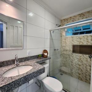 y baño con aseo, lavabo y ducha. en Ap 1122 Village Taperapuã, en Porto Seguro