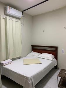 een slaapkamer met een bed met verwarming bij Pousada Cactus in Barreirinhas