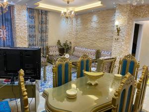 een eetkamer met een tafel en stoelen bij LuXury Apartment Agouza-Mohandesin in Caïro