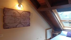 エスカリリャにあるEl Cielo de Escarrillaのベッド付きの部屋、壁に地図を用意しています。
