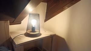 una lampada seduta su un tavolo di legno in una stanza di El Cielo de Escarrilla a Escarrilla