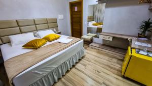Postel nebo postele na pokoji v ubytování Golden View Hotel