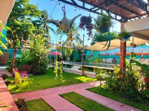 un jardín con plantas y flores en un patio en Hotel Albatros en Isla Aguada