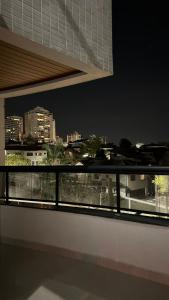 uma vista da cidade à noite a partir de uma varanda em Sanches Tarsila em São José dos Campos