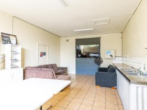 een keuken en een woonkamer met een bank en een wastafel bij NRMA Halls Gap Holiday Park in Halls Gap