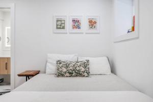 un letto bianco con un cuscino sopra di Logan Square Luxury Villa, 3 Beds, 3 Baths a Chicago