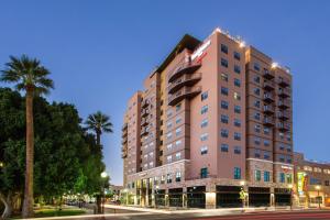 - un bâtiment dans une rue de la ville bordée de palmiers dans l'établissement Residence Inn by Marriott Tempe Downtown/University, à Tempe