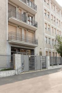 un edificio con una puerta delante de un edificio en Van Gogh Exclusive Apartment, en Milán