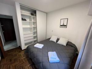 a bedroom with a bed with two towels on it at Departamento céntrico-46 n 326 entre1y2 in La Plata