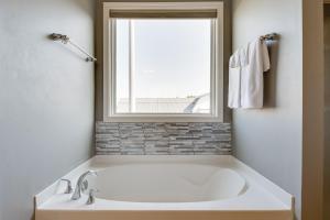 Ένα μπάνιο στο Indianapolis Home with Patio and Community Pool! +23 φωτογραφίες