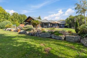 Lake TaraweraにあるRiverstone Lake Taraweraの石壁の庭付き家