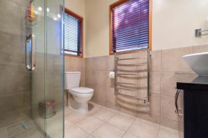Lake TaraweraにあるRiverstone Lake Taraweraのトイレとガラスのシャワー付きのバスルーム +25枚の写真