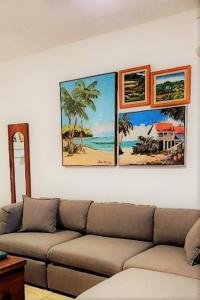 Uma área de estar em Rincon Retreat,- Close to beach/ Ocean Front