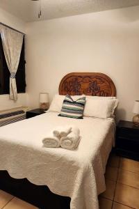 um quarto com uma cama com duas toalhas em Rincon Retreat,- Close to beach/ Ocean Front em Corcega