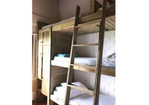Bunk bed o mga bunk bed sa kuwarto sa Pousada Guarda Beach House