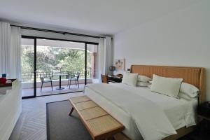 ein Schlafzimmer mit einem großen Bett und einem Balkon in der Unterkunft Casa Polanco Hotel Boutique in Mexiko-Stadt