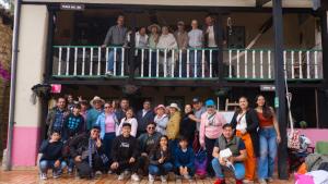 Toca的住宿－Finca La Tobita Eco Hotel，一群人站在一座建筑物前摆着一张照片