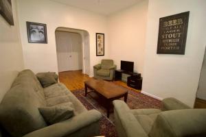 - un salon avec un canapé et deux chaises dans l'établissement Tuk Ahoy - Sunset Suite 2B with Shared Spaces, à Brooklyn