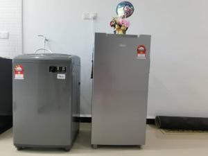2 frigoriferi posti uno accanto all'altro in una stanza di Sunshine Homestay a Kuala Terengganu