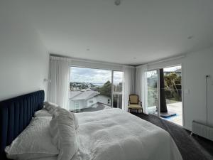Ένα ή περισσότερα κρεβάτια σε δωμάτιο στο Okahu Bay Villas