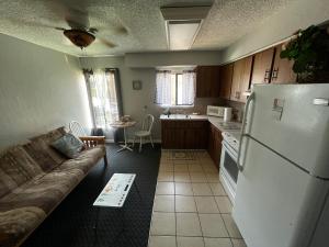 Кухня или мини-кухня в Surfside Suites
 +24 фотографии