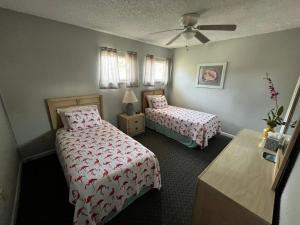 Voodi või voodid majutusasutuse Surfside Suites toas