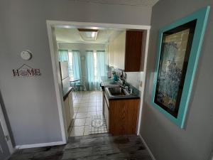 Köök või kööginurk majutusasutuses Surfside Suites