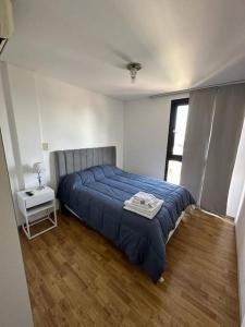 Ένα ή περισσότερα κρεβάτια σε δωμάτιο στο Departamento con cochera en Barrio Candioti
