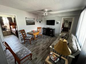 Телевизор и/или развлекательный центр в Surfside Suites