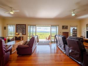 - un salon avec des fauteuils en cuir et une table dans l'établissement Woodview Cottage Farm stay, à Port Welshpool