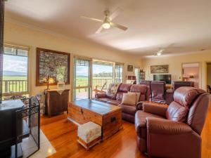un salon avec un canapé et une télévision dans l'établissement Woodview Cottage Farm stay, à Port Welshpool