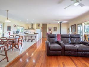 un salon avec un canapé et une table dans l'établissement Woodview Cottage Farm stay, à Port Welshpool 15 autres photos
