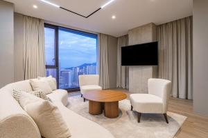 Take Hotel Seoul Gwangmyeong的电视和/或娱乐中心