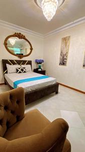 a bedroom with a bed and a chair and a mirror at HABITACION CON BAÑO COMPARTIDO in Guayaquil