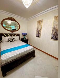 a bedroom with a large bed and a mirror at HABITACION CON BAÑO COMPARTIDO in Guayaquil