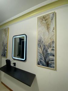 a bathroom with a mirror and a sink at HABITACION CON BAÑO COMPARTIDO in Guayaquil