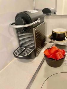 a kitchen counter with a bowl of red fruit at small villa tokyo 渋谷まで2駅10分 青山一丁目駅徒歩3分一軒家ペット歓迎お子様歓迎駐車場あり6人までOK in Tokyo