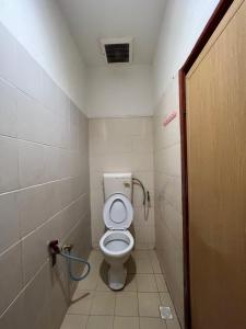 ein kleines Bad mit WC in einer Kabine in der Unterkunft TGT MOTEL Gurun in Kampung Gurun